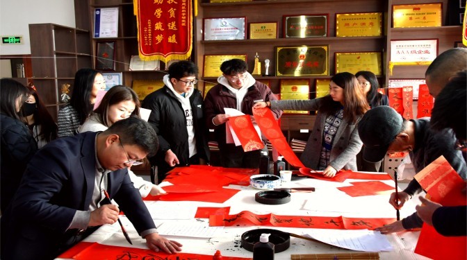 “筆墨傳情迎蛇年,春聯(lián)送福暖人心”——甘肅建科院工會(huì)開展春節(jié)送福送春聯(lián)活動(dòng)