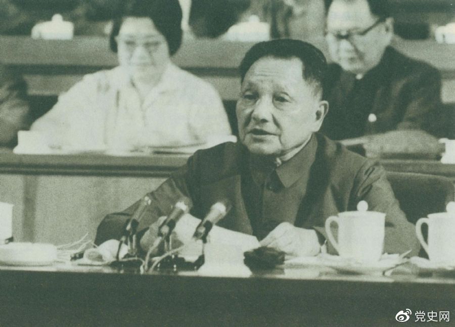 1977年8月18日，邓小平在中国共产党第十一次全国代表大会的闭幕会上提出：“一定要恢复和发扬毛主席为我们党树立的实事求是的优良传统和作风。”